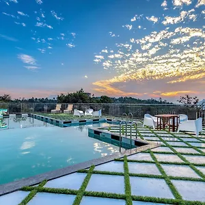 4* Resort White House,